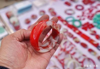 玉器市场上廉价的“鸡血玉”怎回事?卖家说不懂,但都有玉器证书