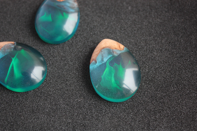 美丽的极光吊坠 木与树脂的完美结合